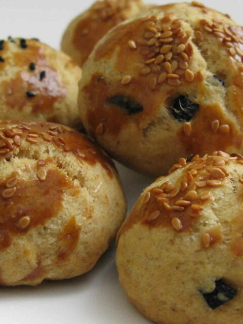 Peynirli Zeytinli Pogaca - Gevulde Kaasbroodjes met olijven