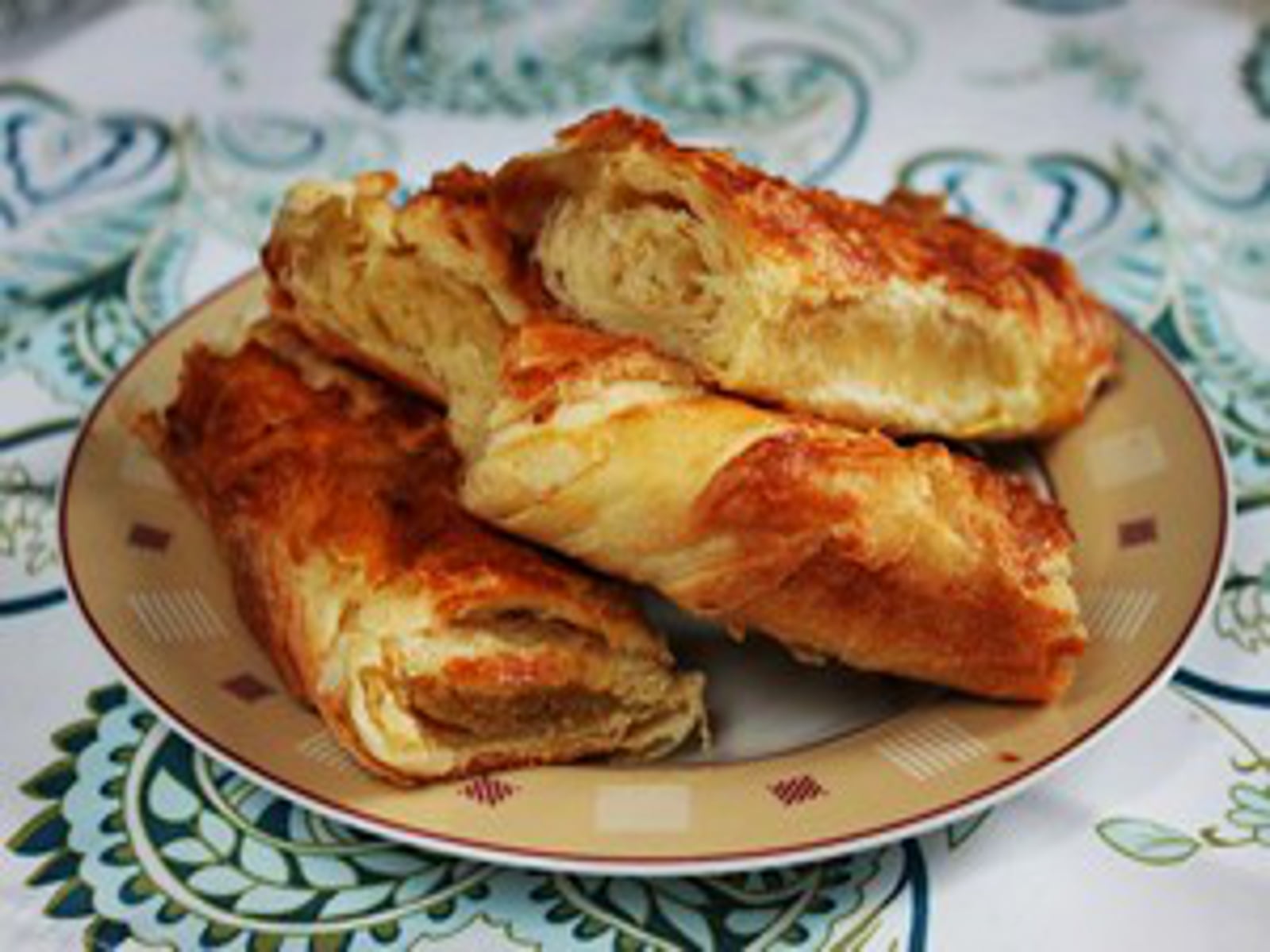 Tahinli corek – Sesampasta in gevlochten deeg